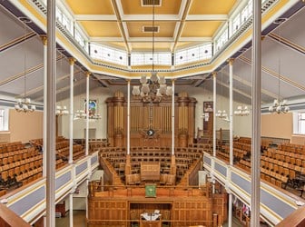 General view of the interior of a hall.