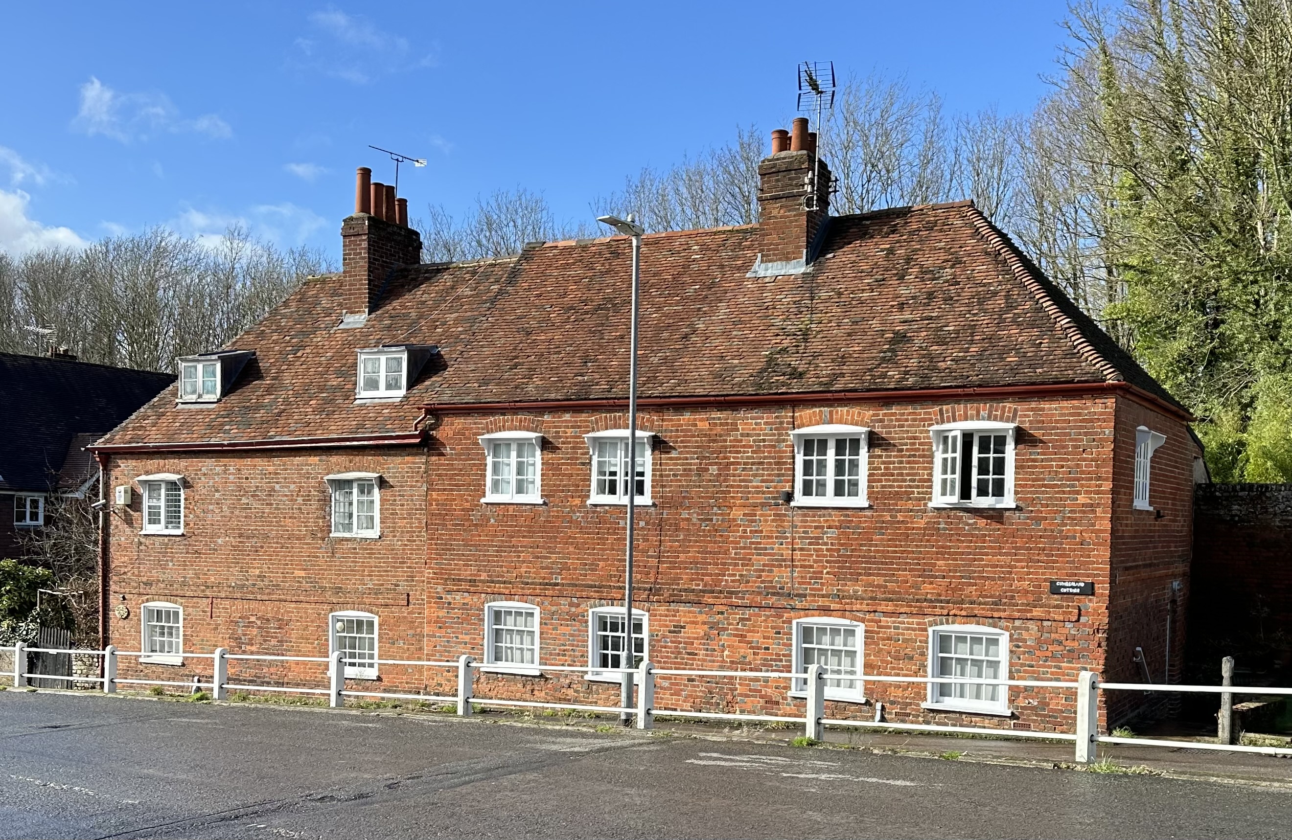 Photo of two terraced cottages