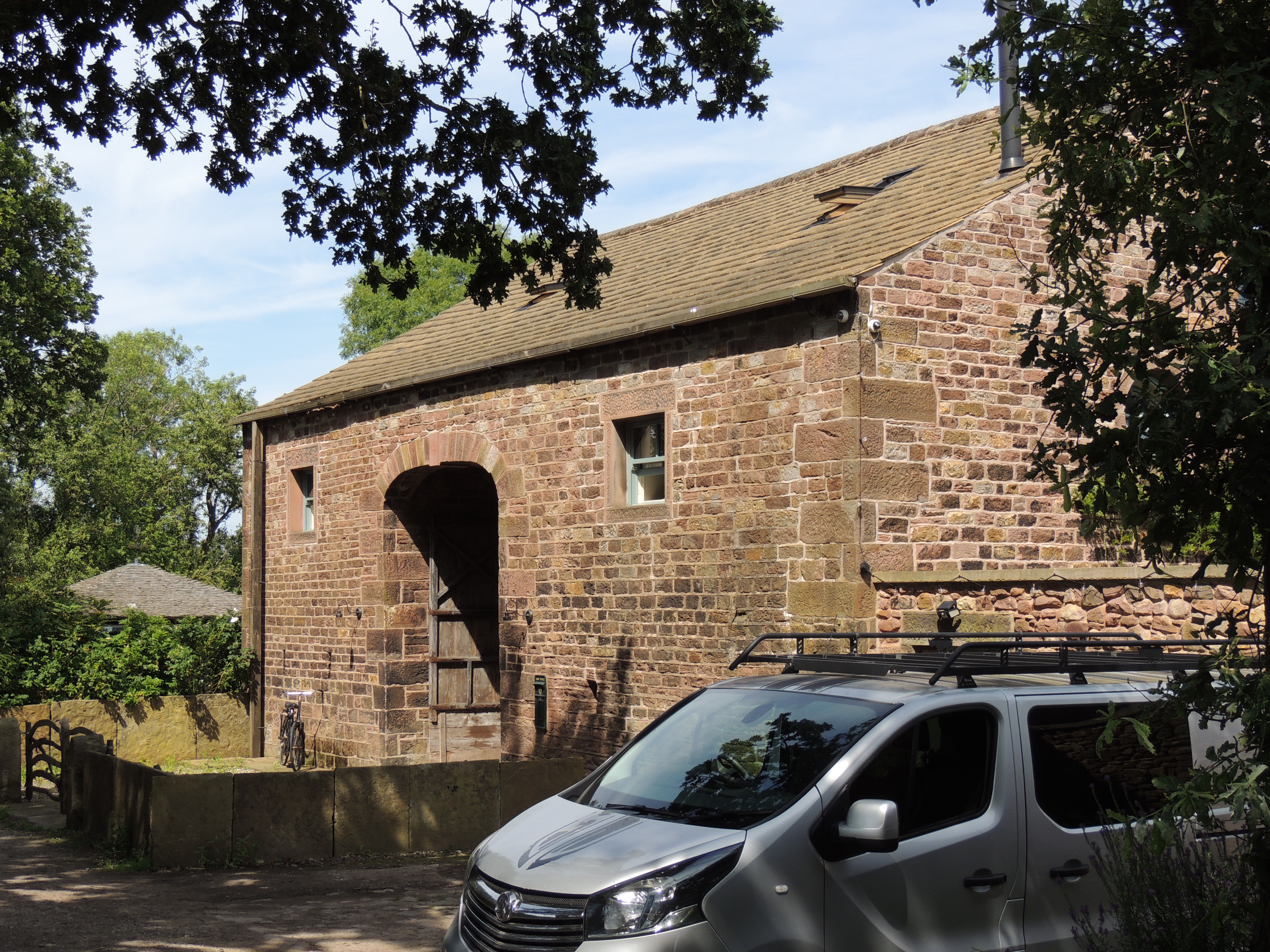 Barn, probably from the early 19th century, associated with Pyebrook Hall.