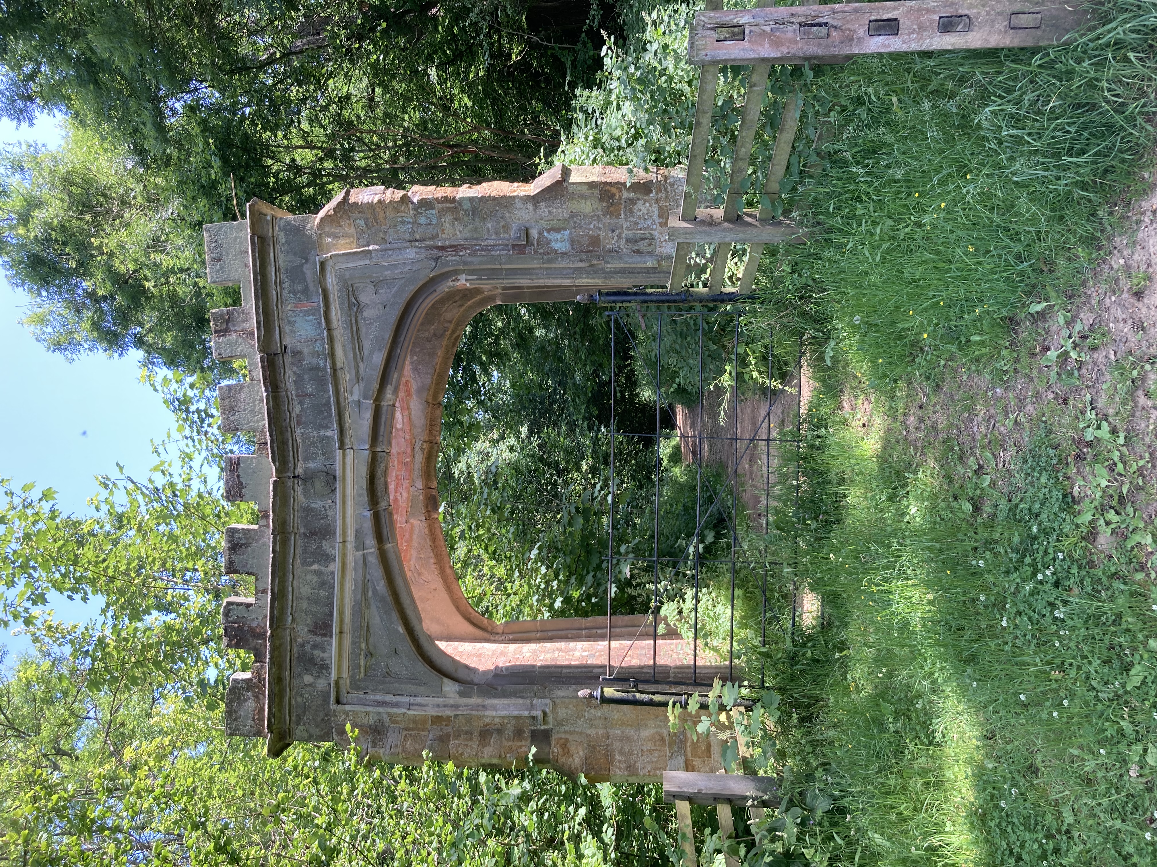 Lovely romantic old ruin. A Tudor style arch that was once part of a gatekeepers lodge. 