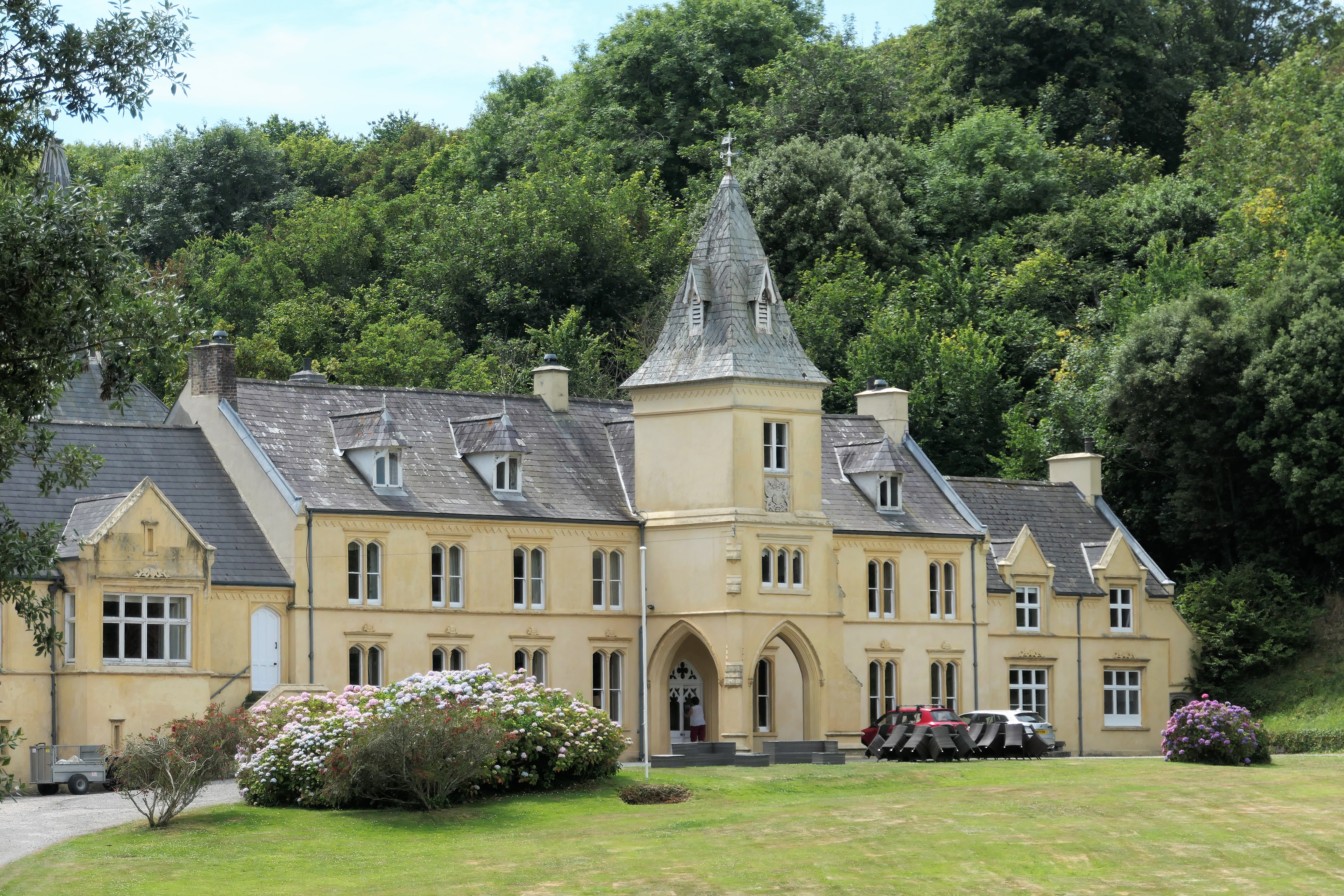 The house seen from the entrance to the driveway.