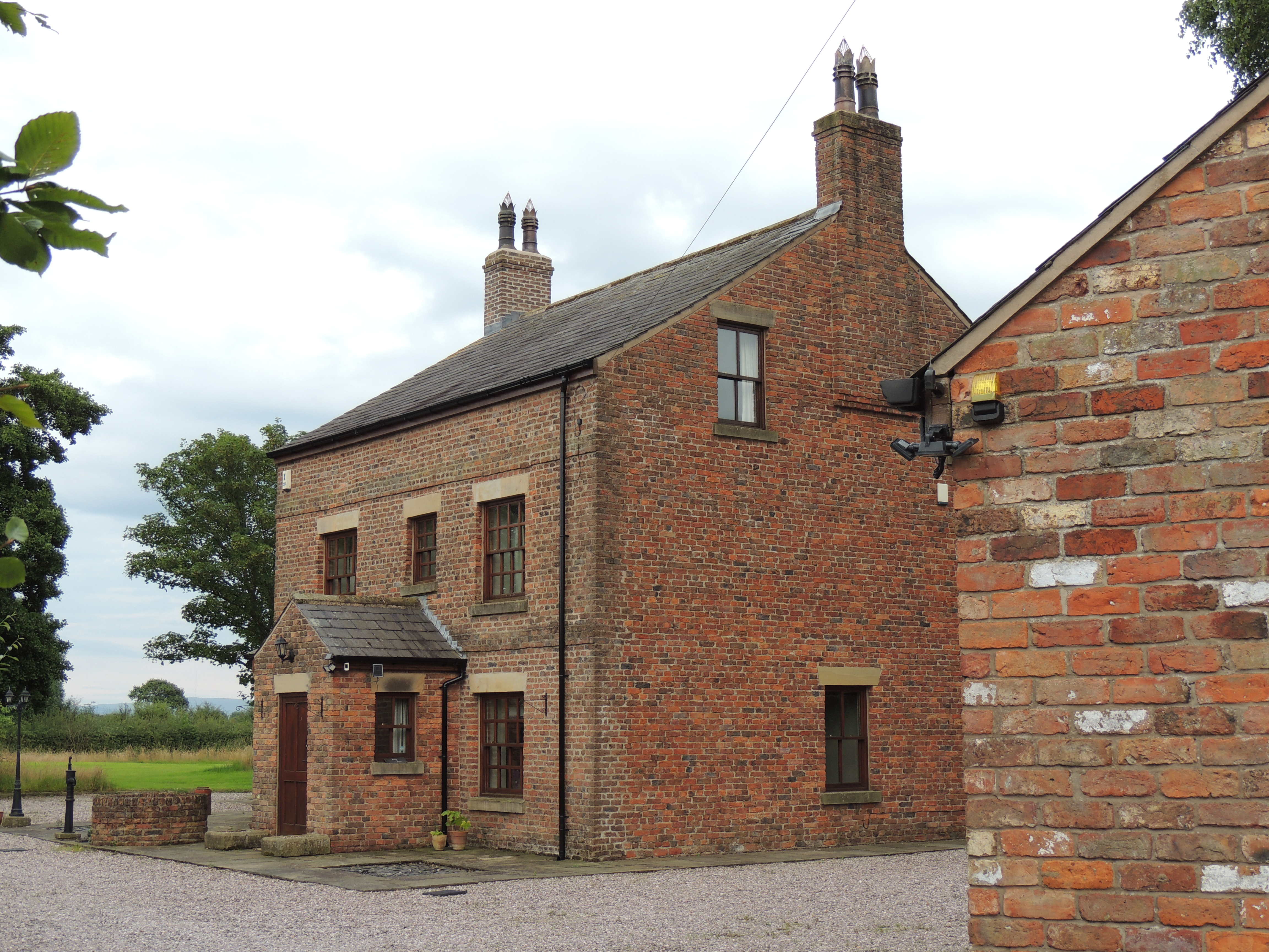 Manor House Farmhouse, Much Hoole. Farmhouse, probably from the mid-18th century. 