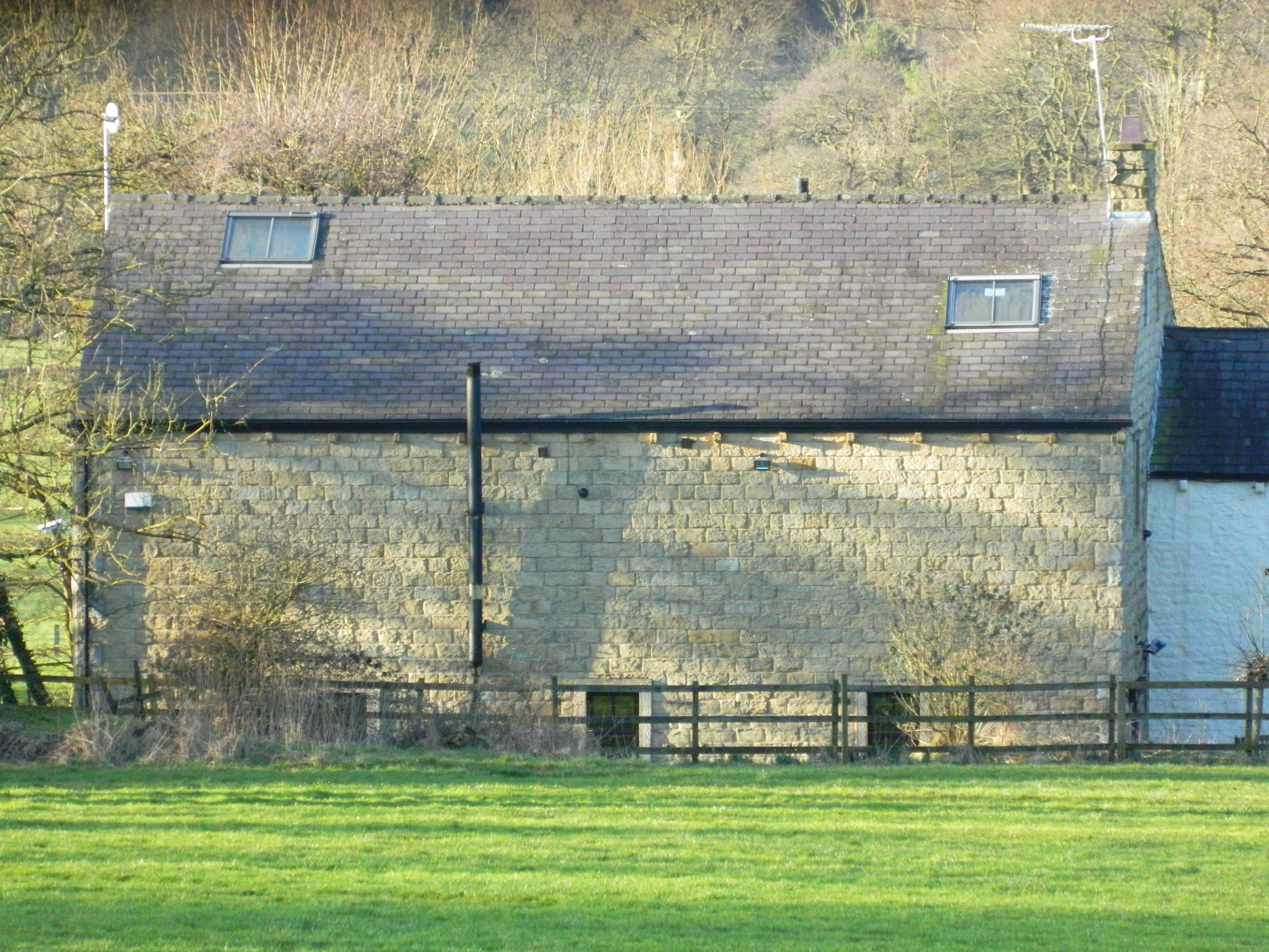 Barn attached to Little Billinge Scar. A barn from the 18th century. Photographed from Carr Lane in February 2025.
