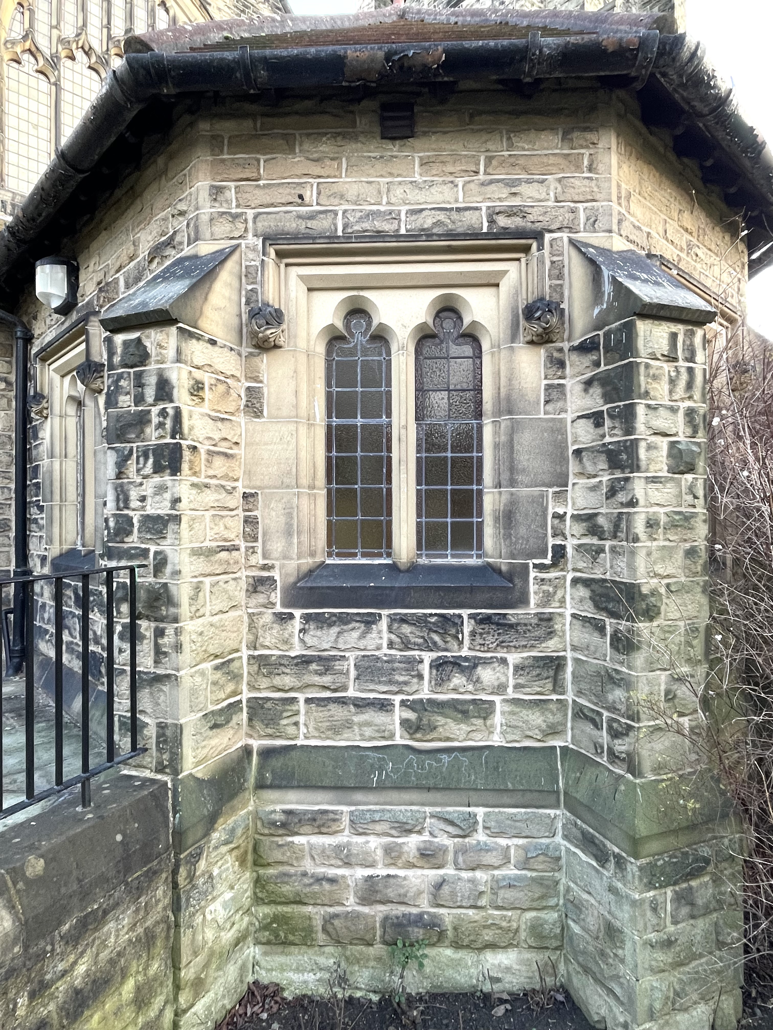 Polygonal apse.