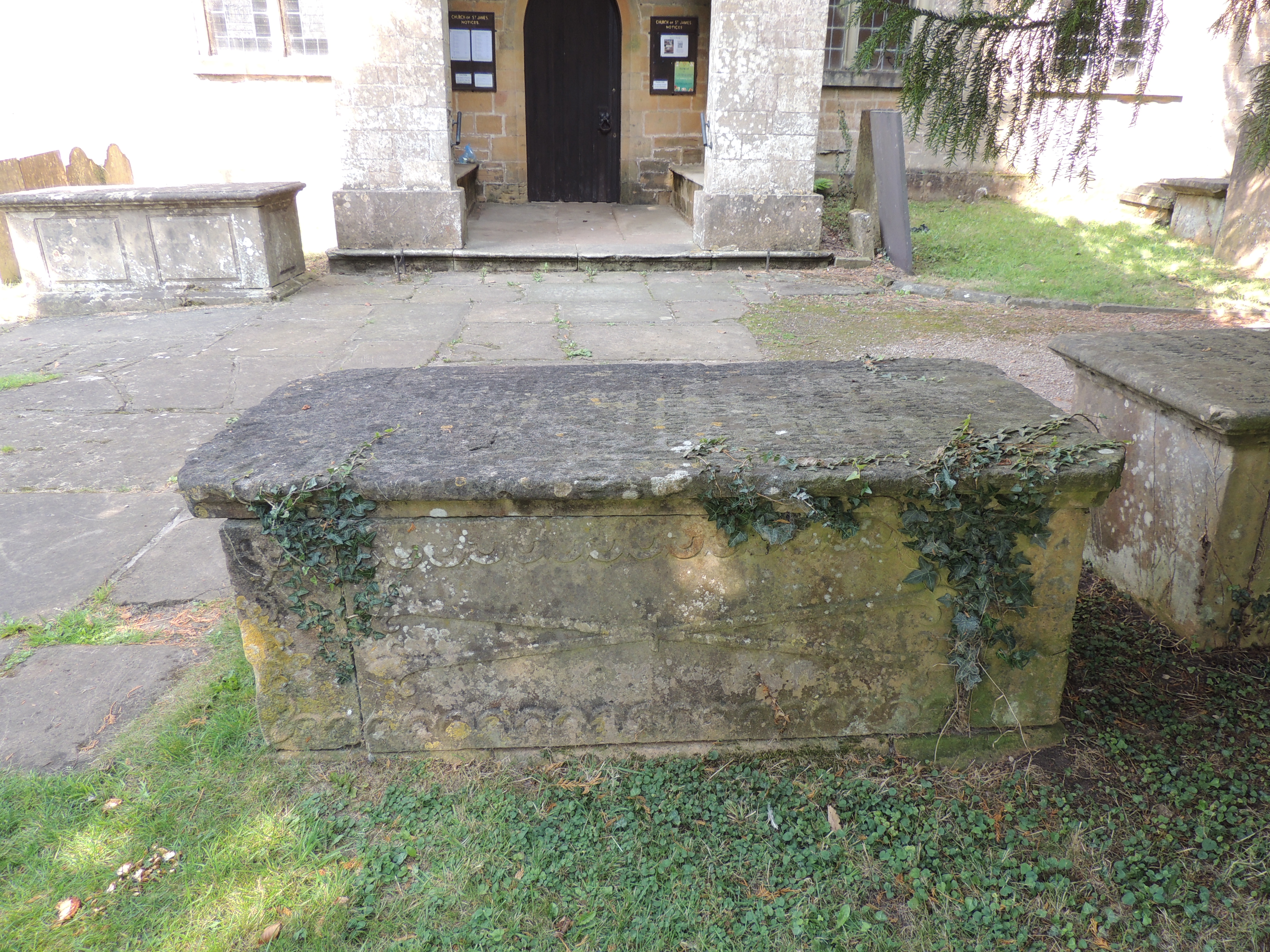 Chest tomb, from 1695, south of south porch of Church of St. James in Papplewick. 