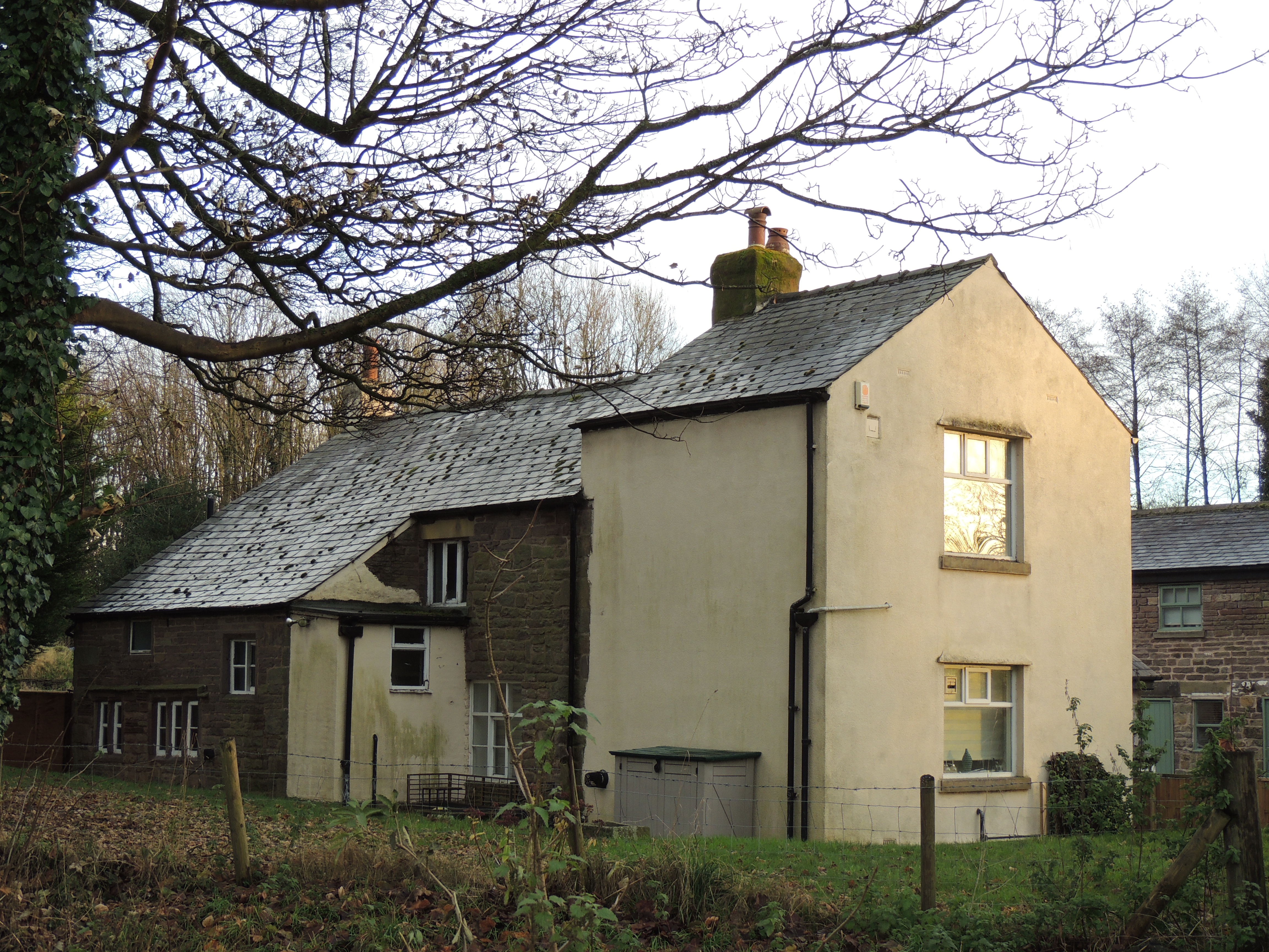 Croston's Farmhouse on Lucas Lane in Whittle-le-Woods. A Farmhouse, probably 17th century, with a later extension. A
