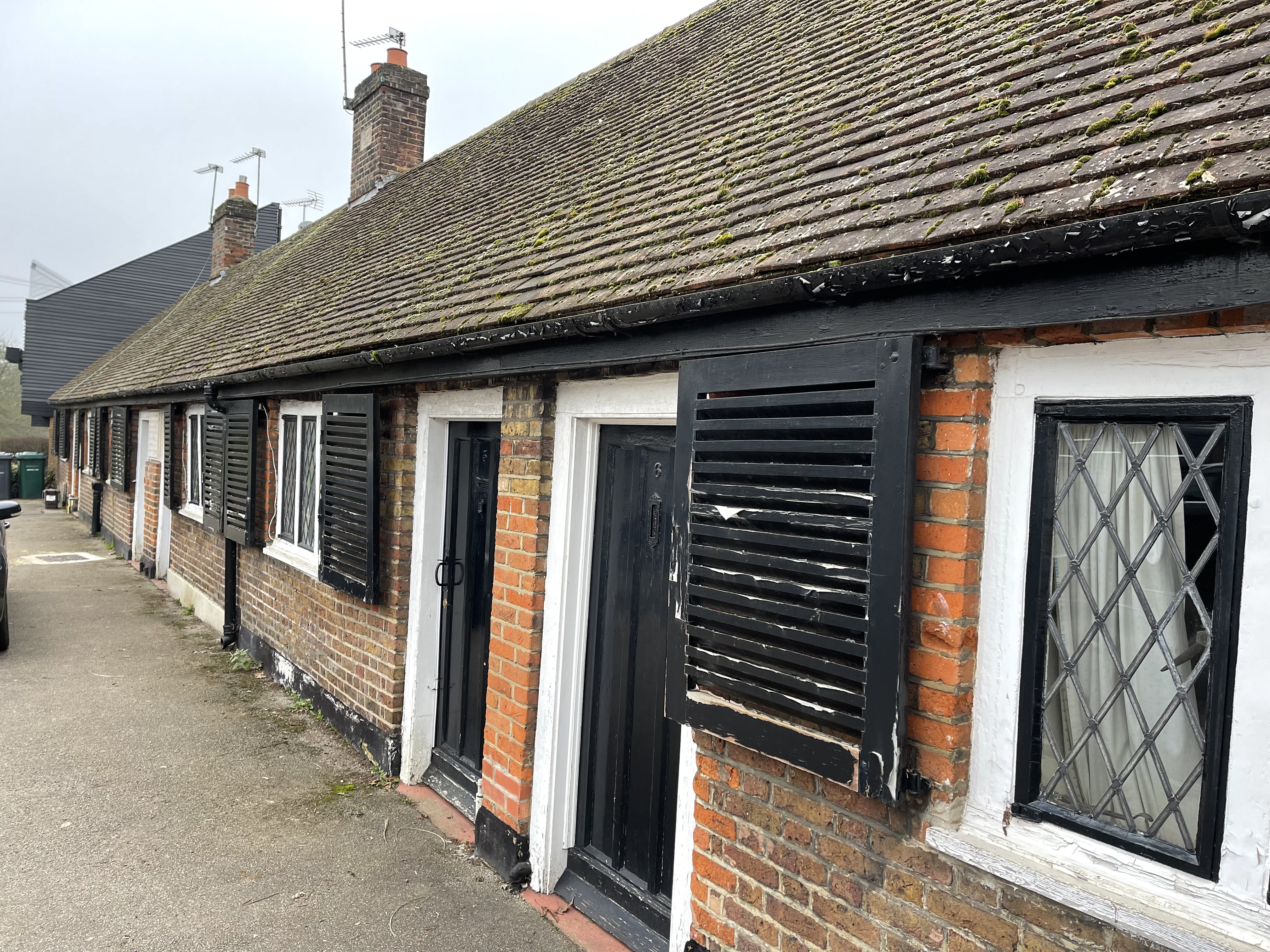 The Almshouses were built by the Angel Pond in 1696. An inscription on the wall states ‘at the sole charge of Thomas Nic