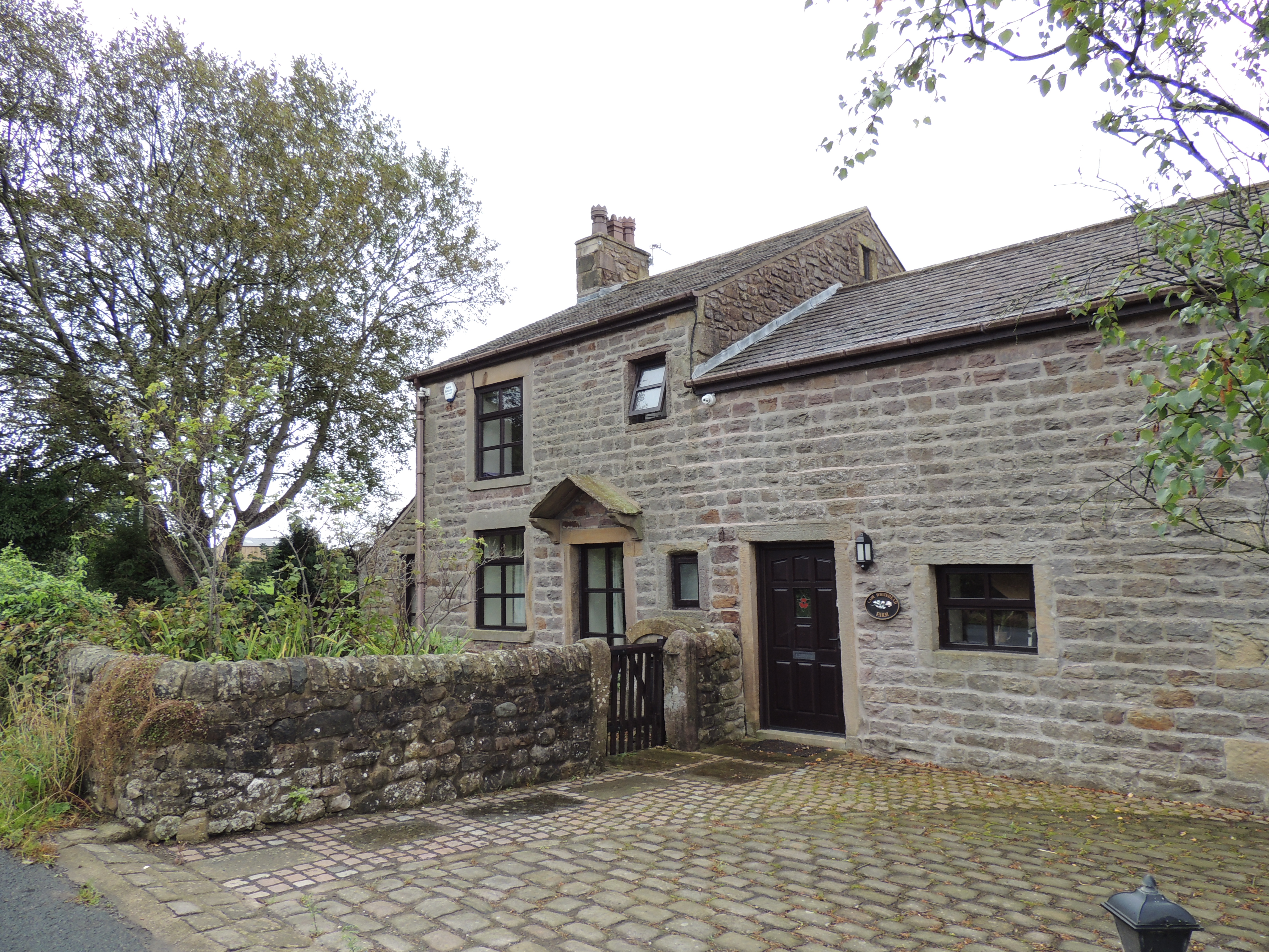 Lady Whitehead Farmhouse and barn adjoining to west, Bilsborrow Lane. A house and barn from the early 19th century. 