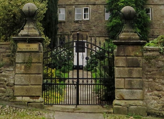 GATE PIERS WEST OF MANOR HOUSE, Halton-with-Aughton - 1362415 ...