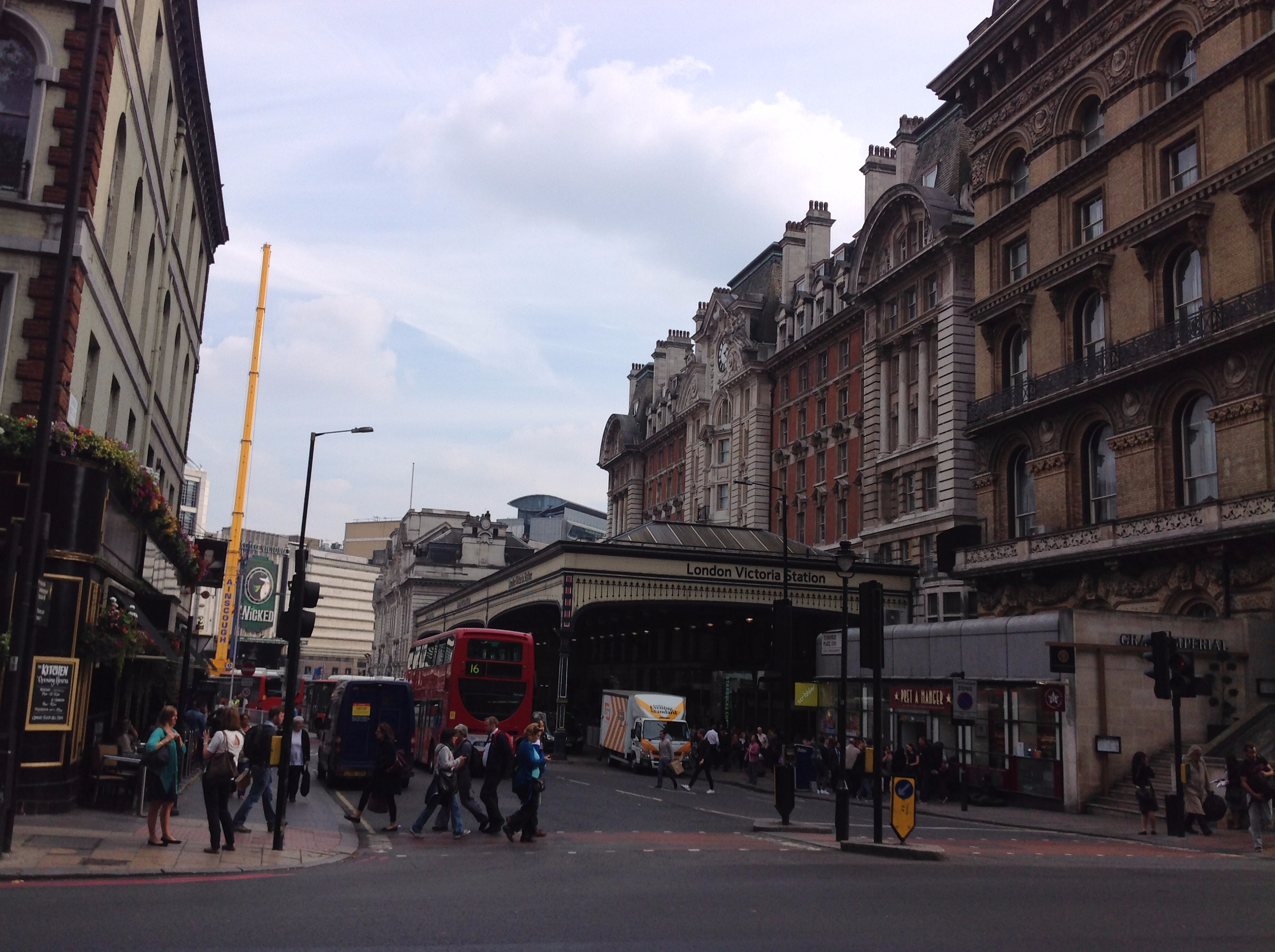 VICTORIA RAILWAY STATION: THE FORMER LONDON BRIGHTON AND SOUTH COAST ...