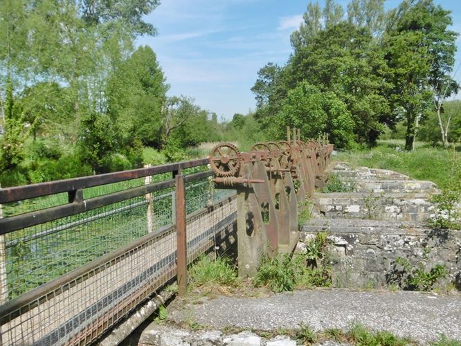 THROOP MILL SLUICE GATES, Hurn - 1392608 | Historic England