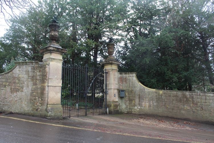 GATES AND GATE PIERS TO CROWE HALL, Non Civil Parish - 1395763 ...