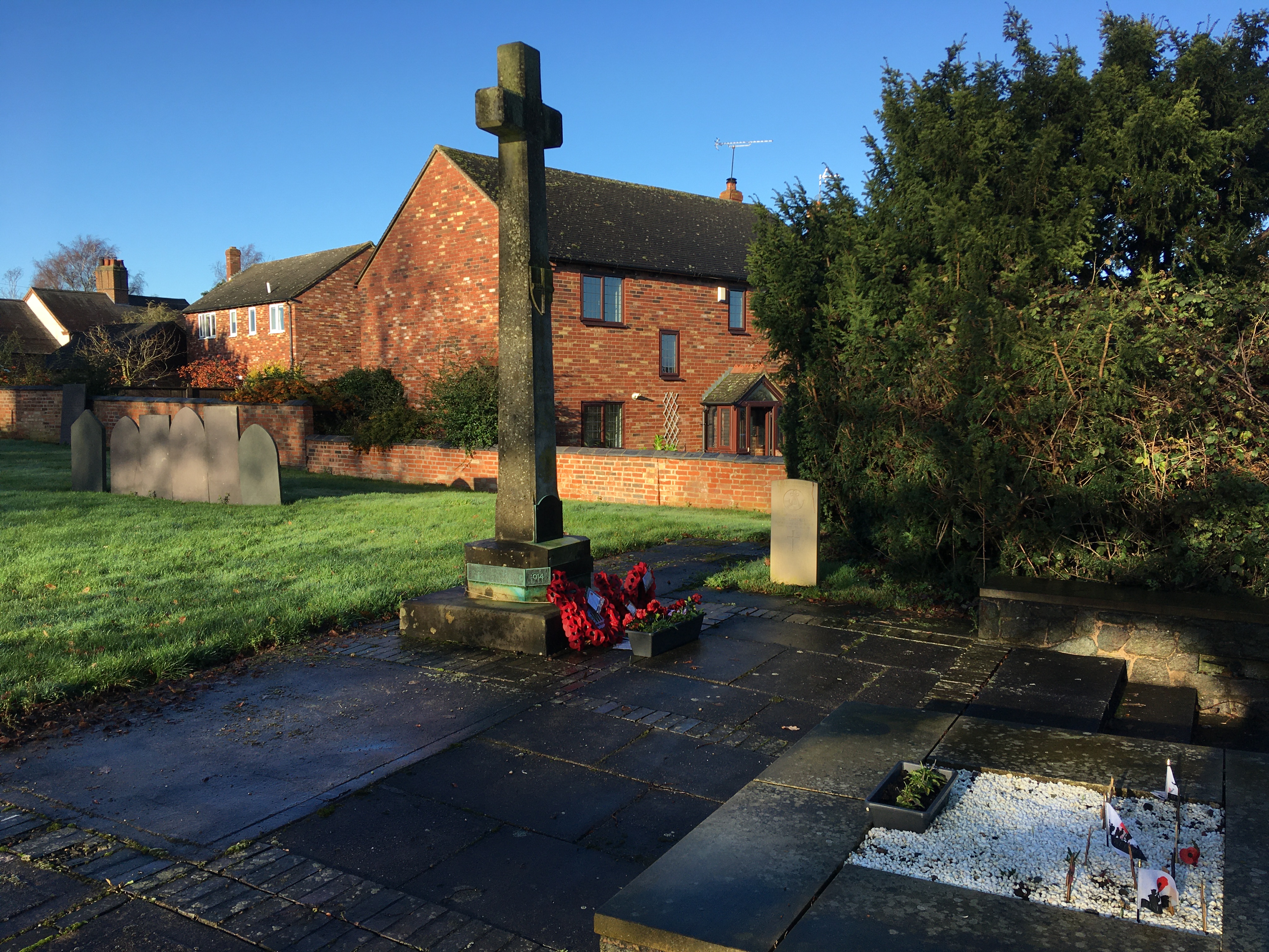 This photo shows the Memorial with a memorial stone to Sjt. D. Linford, Ox & Bucks LI, who died 18 June 1918.