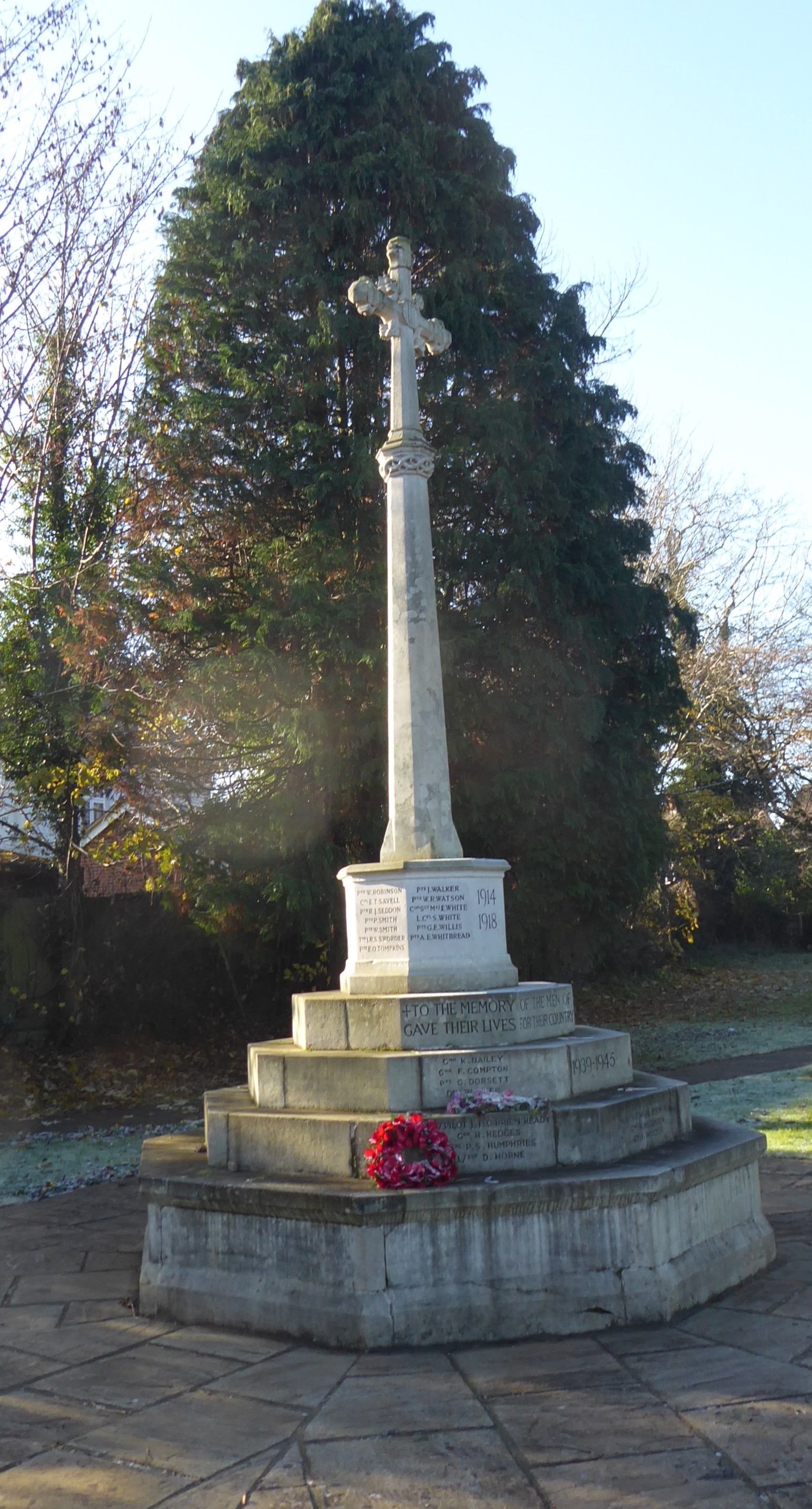 Linslade War Memorial taken Dec 2022
