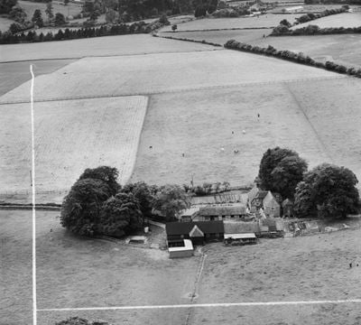 Bishop's Down Farm, Bishop's Waltham, 1952. This image was marked by Aerofilms Ltd for photo editing.