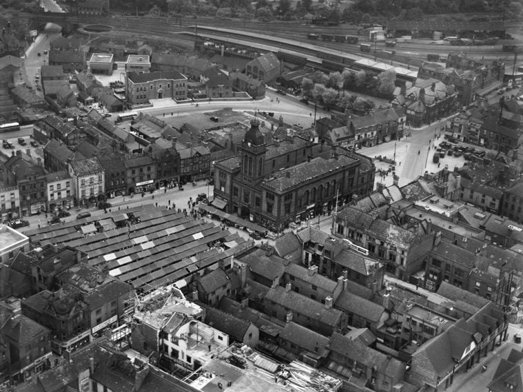 /localAn aerial photograph of a town