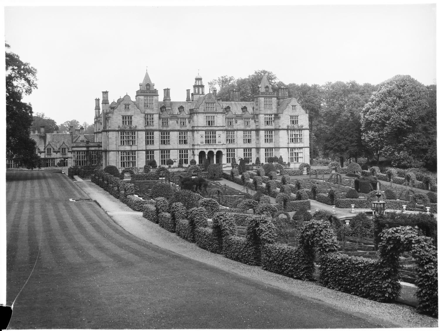 /localAn old house with gardens