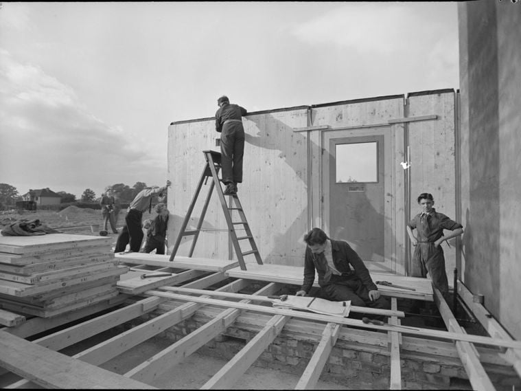/localMen building a house