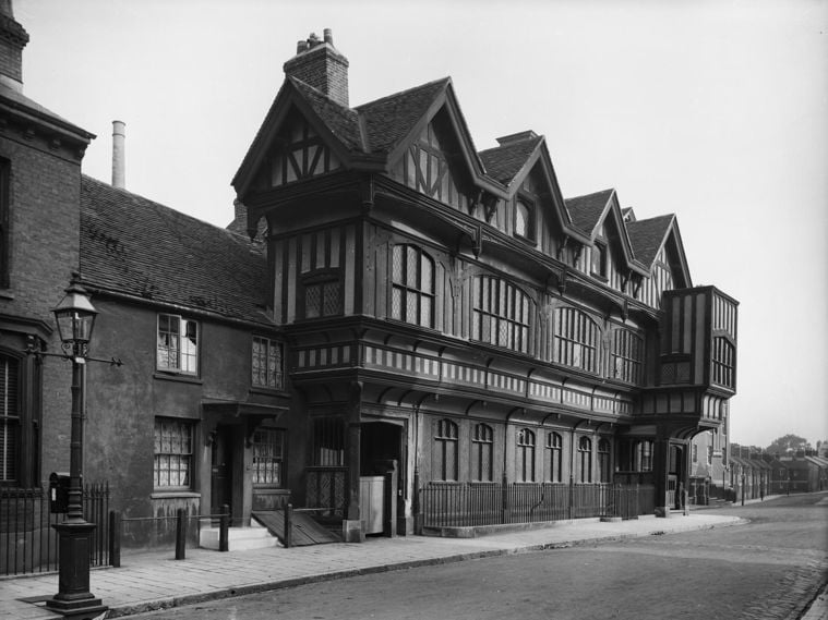 /localA historic house on a street