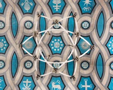 view of patterned ceiling with a light fitting in the centre