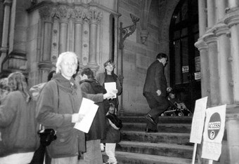 Disabled activists protest about poor access to Manchester Town Hall in 1986. As a result, when the new extension was built it provided level access. Reproduced with kind permission of the Greater Manchester Coalition of Disabled People.