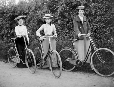 The Miss Bromleys, Byfield, Northamptonshire in 1904, the leading woman wearing a shortened skirt for cycling.