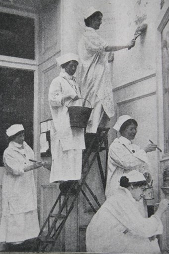 Women housepainters during the First World War. © & source The Women’s Library