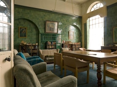 Library in Driscoll House Hotel