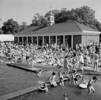 Bathers on the shore of the Serpentine Lido in Hyde Park, London
