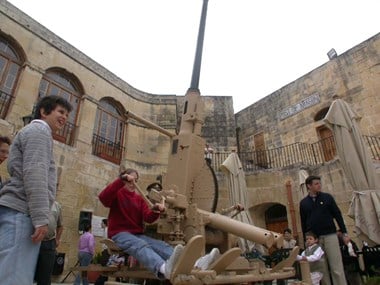 A child trying to work out an anti-aircraft gun and finding its not an easy task! Homefront Museum, Couvre Porte, Birgu, Malta © Fondazzjoni Wirt Artna