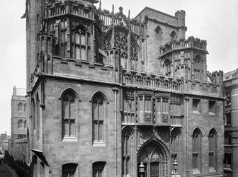 Black and white exterior photo of John Rylands library, Manchester.