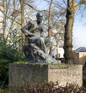 Sigmund Freud Statue by Oscar Nemon, 1970. Grounds of the Tavistock Clinic, at the junction of Belsize Lane & Fitzjohn’s Avenue, Swiss Cottage, Hampstead, London. Listed Grade II © Historic England