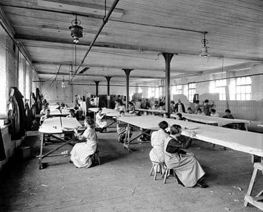 Waring and Gillow’s factory, Lancaster, 1917 The former high quality furniture makers of Waring and Gillow were turned over to war work, including the production of wooden aircraft wings and fuselage. Here women workers sew fabric onto the wooden frame of aircraft wings. (BL23741/030)