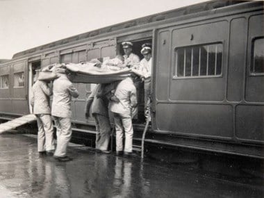 Ampthill station, Bedfordshire. Wounded soldiers shown arriving by rail at Ampthill before they were transferred by ambulance to nearby Wrest Park, one of the first grand country houses to be offered as a hospital. Officially it had 150 beds, though on occasion there were up to 200 patients. (DP087610) © Private Collection