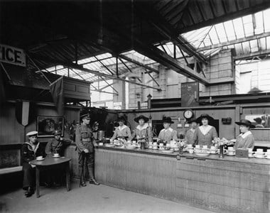 Volunteers staffing the free buffet for soldiers and sailors at Paddington Station