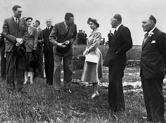 Queen Elizabeth II on the summit of Maiden Castle, ancient earthwork dating back to the late Stone Age and early Bronze Age (about 2,000 B.C) during her visit to the Hardy country in Dorset, 3 July 1952 © PA Images / Alamy Stock Photo