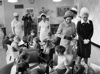 The Queen visits the children's ward at Leighton Hospital in Crewe, 4 May 1972 © Trinity Mirror / Mirrorpix / Alamy Stock Photo
