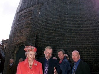 Queen Elizabeth ll leaves the Bottle Oven, an old pottery firing kiln, after inspecting a pottery display at the Dudson Centre, Stoke on Trent, 28 October 1999. © REUTERS / Alamy Stock Photo