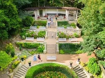 Italianate Garden, laid out on a curve and articulated by steps so that the topography and levels are maried to the natural form of the cliff. Access and views into and out of these gardens is designed to be limited. Drone view of garden and pavilion from south.