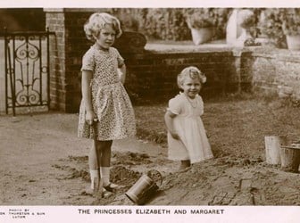 Princesses Elizabeth (later Queen Elizabeth II) and Margaret playing in the sandpit at St. Paul's Walden Bury, Welyn, Herts © Chronicle / Alamy Stock Photo