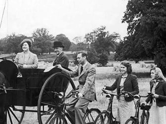 Royal tour of inspection of crops at Sandringham, Norfolk. King George and family using a pony trap to avoid the use of petrol. 13 August 1943 © Trinity Mirror / Mirrorpix / Alamy Stock Photo