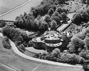 Castle with four semi-circular bastions surrounding the central cylindrical core.